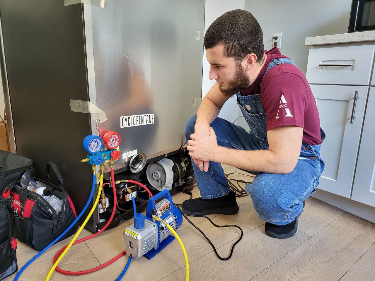 Appliance repair technician in Hemet